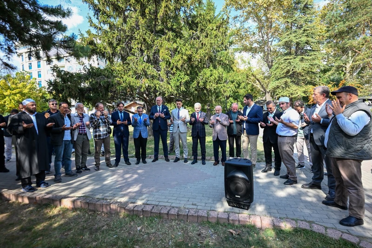 Kırklareli'nde umreye gidecek 35 kişi dualarla kutsal topraklara uğurlandı