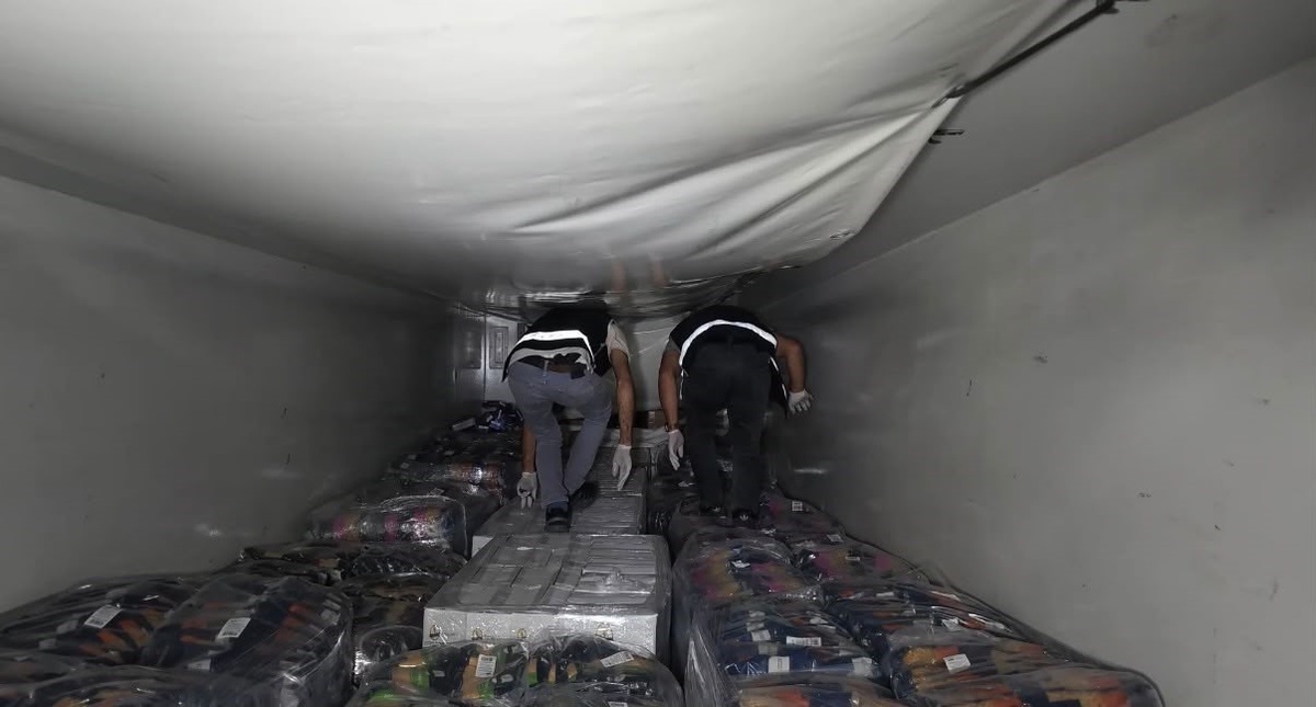 Kocaeli İzmit'te gıda yüklü tırda 95 bin paket elektronik sigara tütünü ele geçirildi