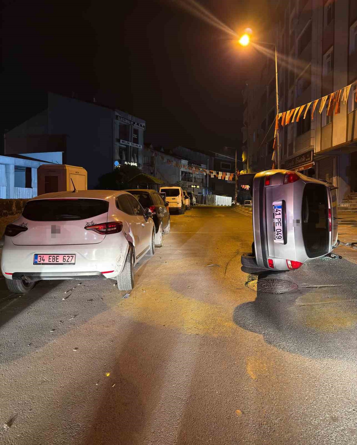 Kontrolden çıkan otomobil Arnavutköy'de park halindeki araca çarpıp yan yattı