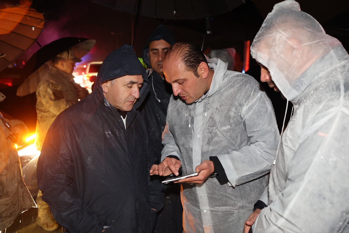 Kuvvetli sağanak Elazığ'da 30 noktada su baskınına neden oldu