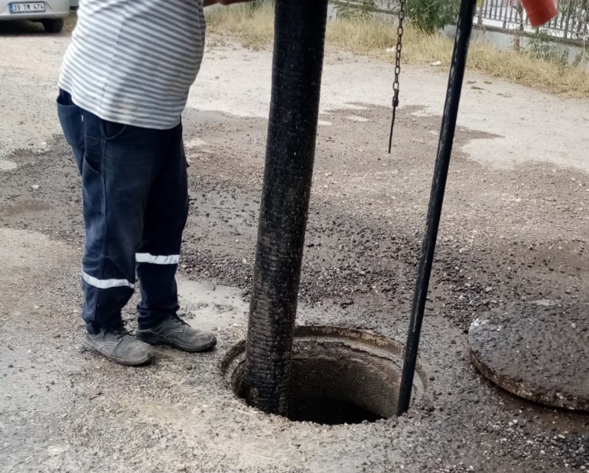 Lüleburgaz'da yağmur suyu temizliğinde hattan bavul ve ıslak mendil çıktı