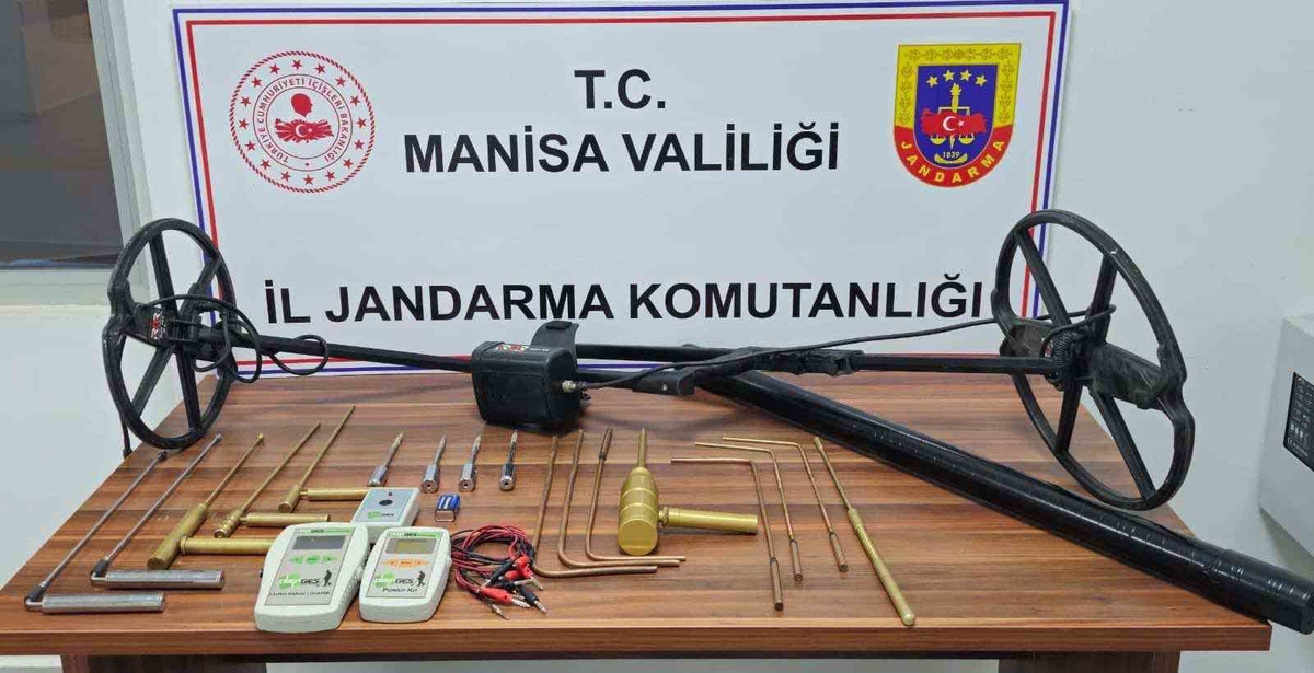 Manisa Saruhanlı'da dedektörle define arayan 5 kişi suçüstü yakalandı
