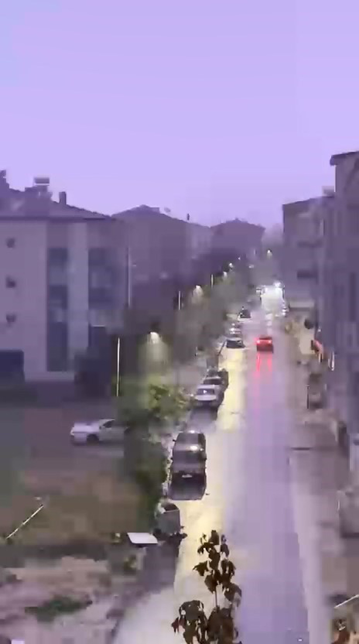 Meteoroloji uyarısının ardından Elazığ'da çakan şimşekler geceyi gündüze çevirdi