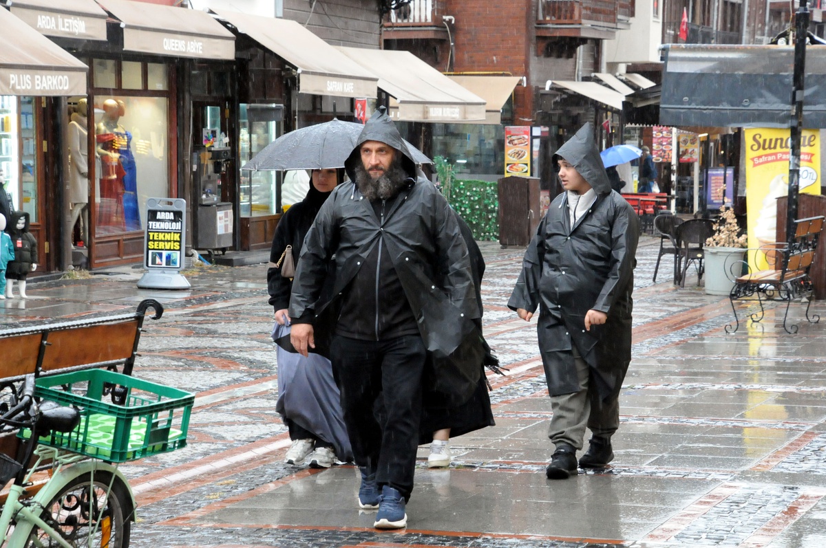 MGM'nin Trakya uyarısının ardından Edirne'de sağanak su birikintilerine yol açtı