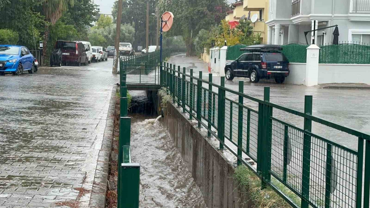 Muğla Marmaris'te sağanak başladı, yağışın yarın öğleye kadar sürmesi bekleniyor