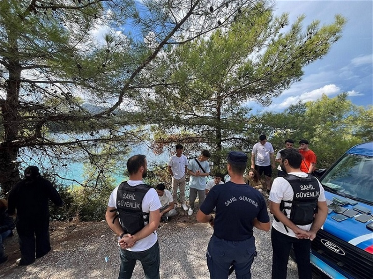 Muğla'nın Marmaris ilçesinde karada 18 düzensiz göçmen yakalandı