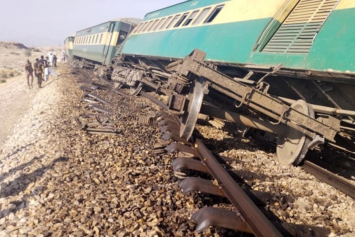 Pakistan'da Multan'da yolcu treni raydan çıktı, 5 kişi öldü, 30'dan fazla yaralı var
