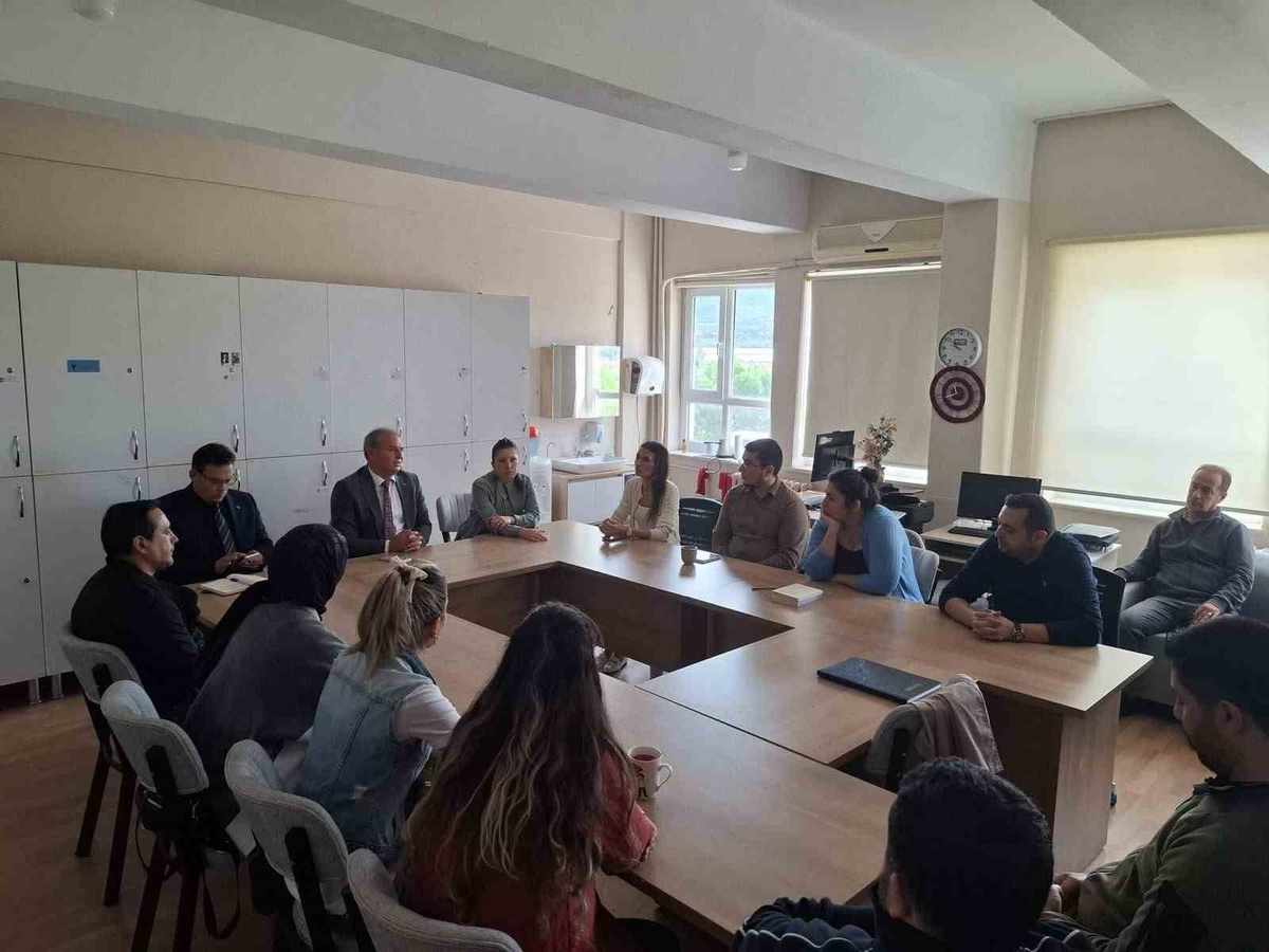 Sarıgöl'de Milli Eğitim müdürleri okulu ziyaret edip öğretmenlerle görüştü