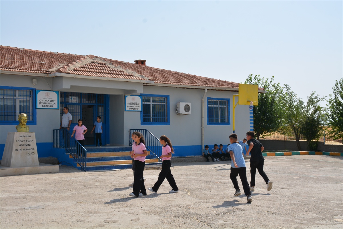 Silopi'de öğretmenler köy okulunun dış cephesini boyadı
