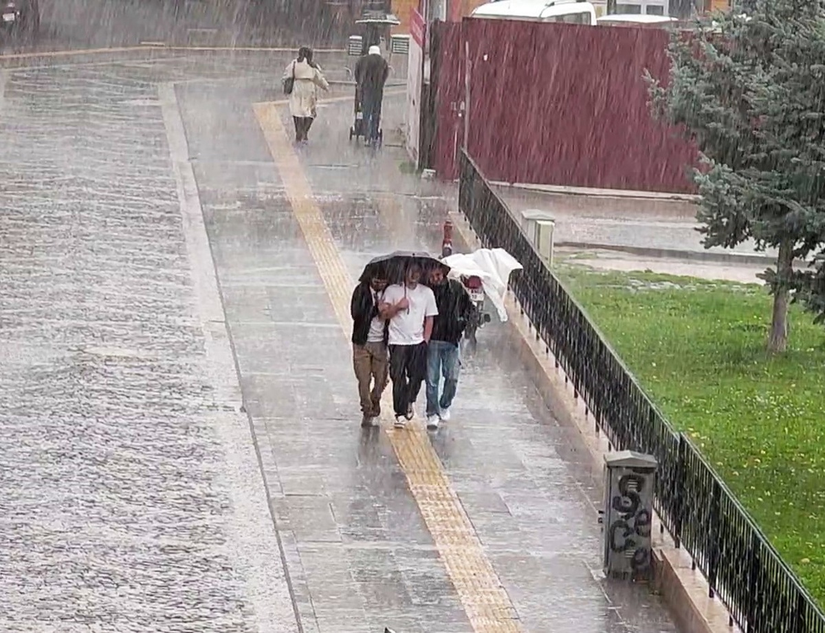 Sivas'ta öğle saatlerinde bastıran gök gürültülü sağanak yolları göle çevirdi