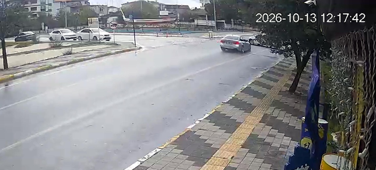 Tekirdağ Saray'da kavşakta iki otomobil çarpıştı, otomobildeki 1 kişi yaralandı