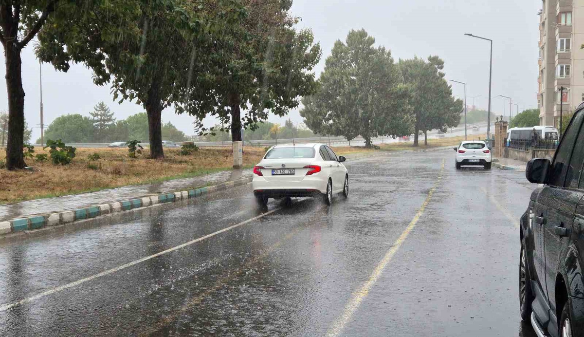 Tekirdağ Süleymanpaşa'da sağanak, günlük yaşamı ve trafiği olumsuz etkiledi
