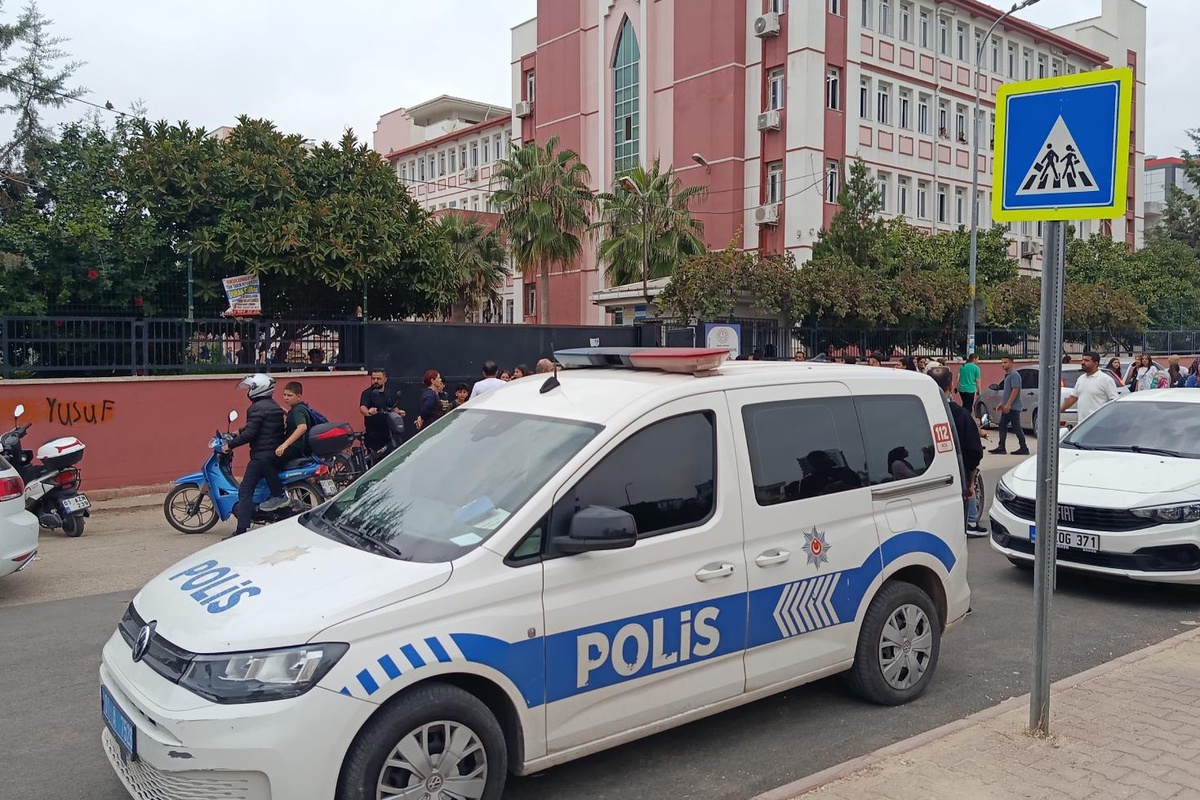 Ortaokulda kız öğrenci sınıf arkadaşını bıçakladı! Okula 1 gün ara verildi