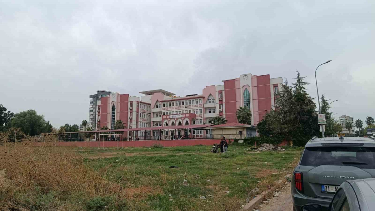 Adana Seyhan'da kız öğrenci, dedikodu yüzünden arkadaşını ekmek bıçağıyla yaraladı