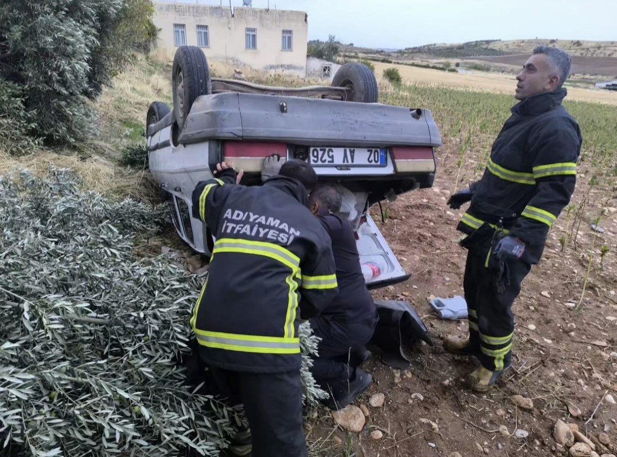 Adıyaman'da şarampole devrilen otomobilde sıkışan yaralı sürücüyü itfaiye kurtardı