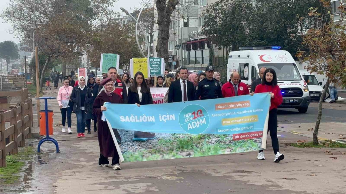 Akçakoca'da meme kanseri ve ruh sağlığı için düzenlenen yürüyüşe yoğun katılım oldu