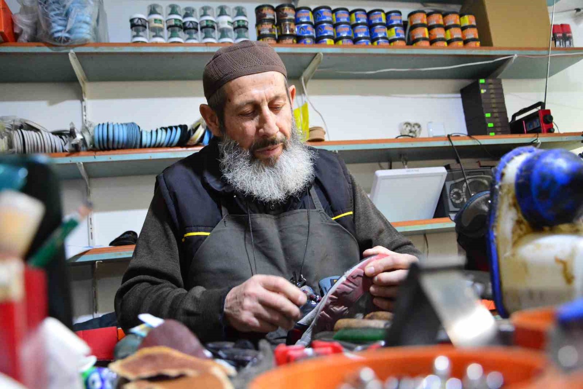 Alaca'da 50 yıldır ayakkabı tamir eden Hüsnü Donalı, çırak yetişmediğini söyledi