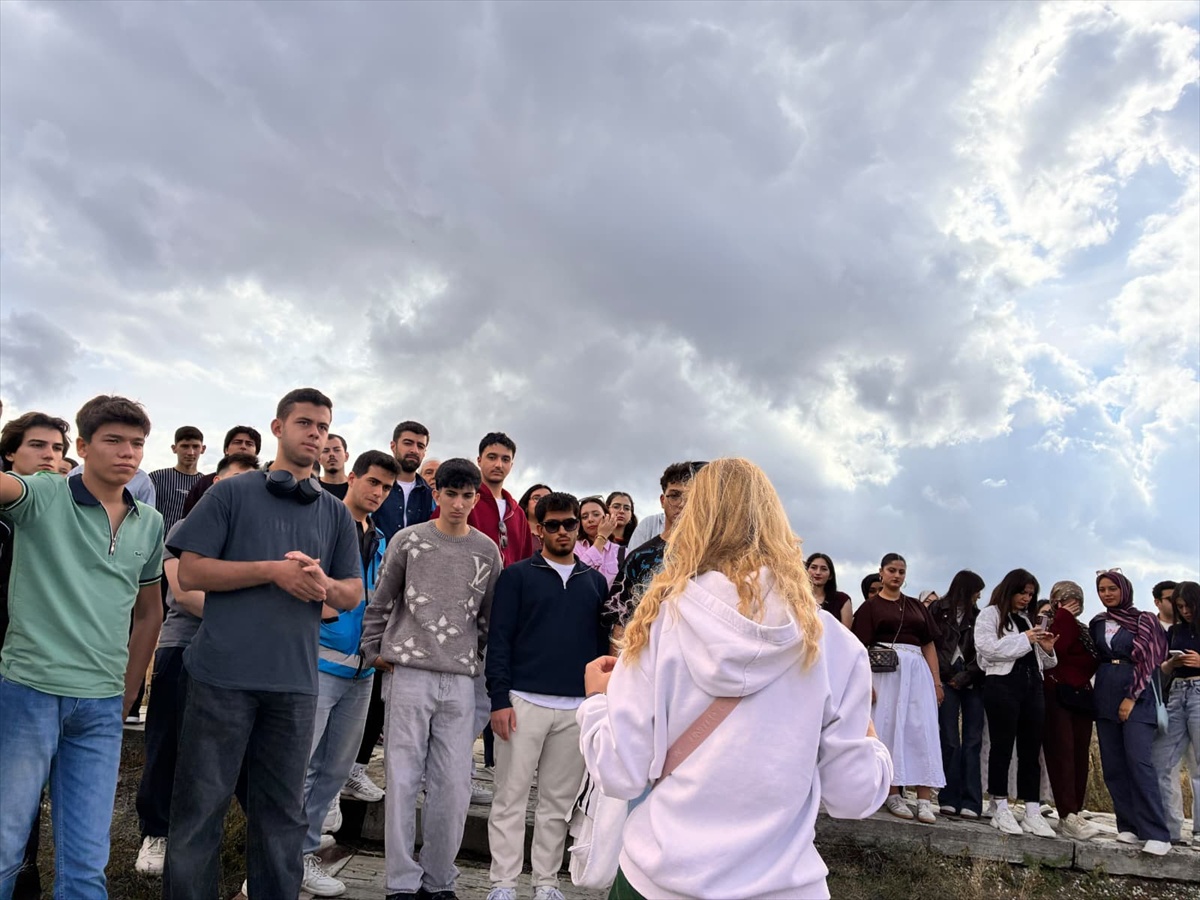 Alaca'da 'Gelin Tanış Olalım' projesiyle öğrenciler Alacahöyük'ü gezdi