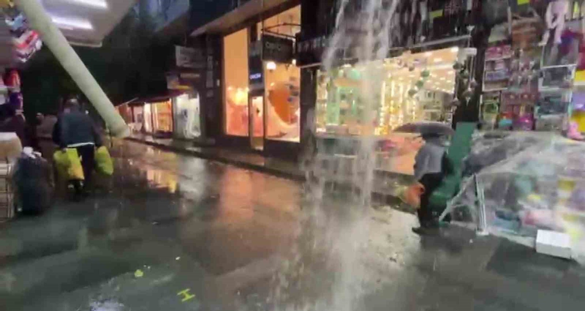 Antalya'da sağanakta Kepez'de su seviyesi diz seviyesine kadar yükseldi