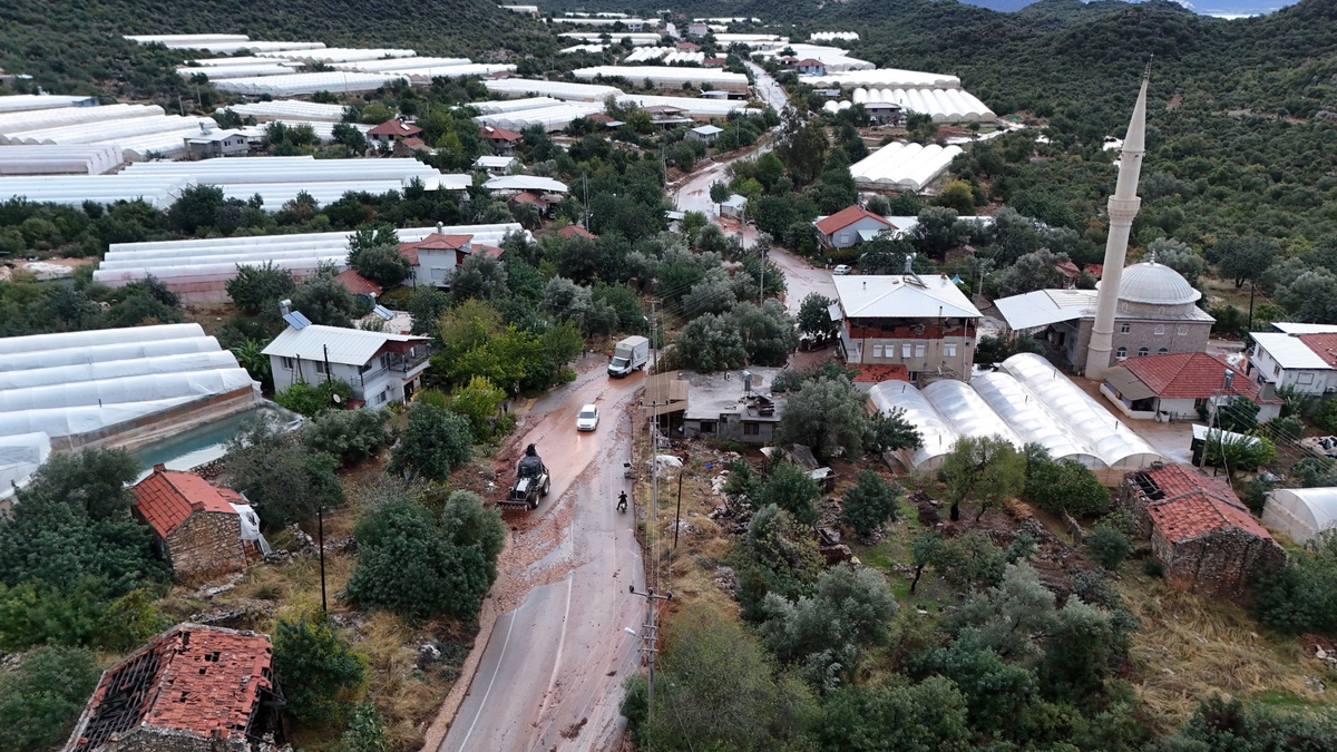 Antalya Demre'de sel oluştu, çok sayıda araç yollarda mahsur kaldı