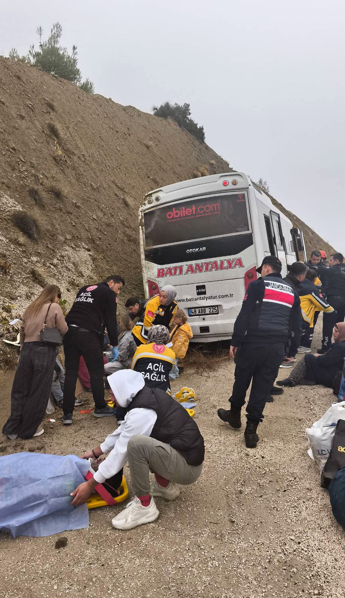 Antalya Korkuteli'de midibüs şarampole düştü, 6'sı Rus 9 yolcu hafif yaralandı