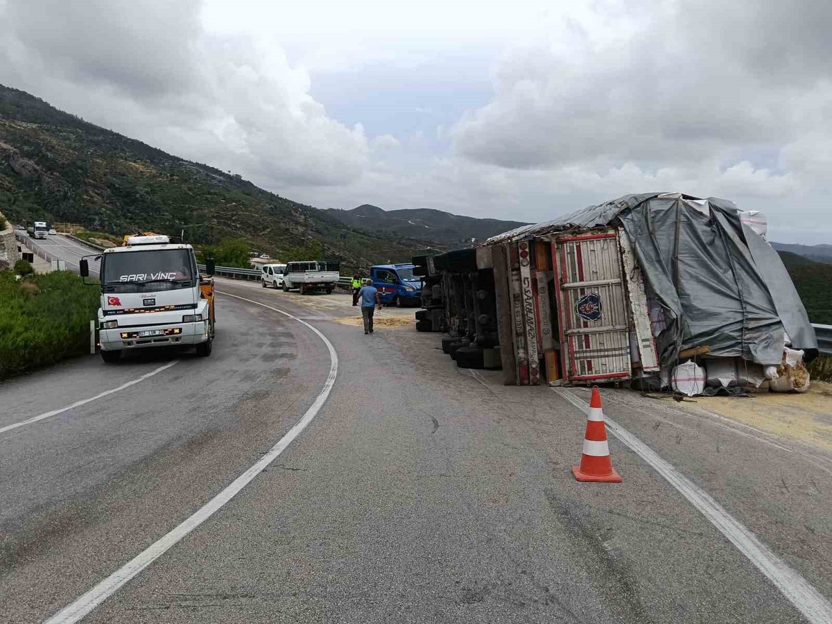 Antalya Manavgat'ta saman yüklü tır devrildi, sürücü yaralandı, hayati tehlikesi yok
