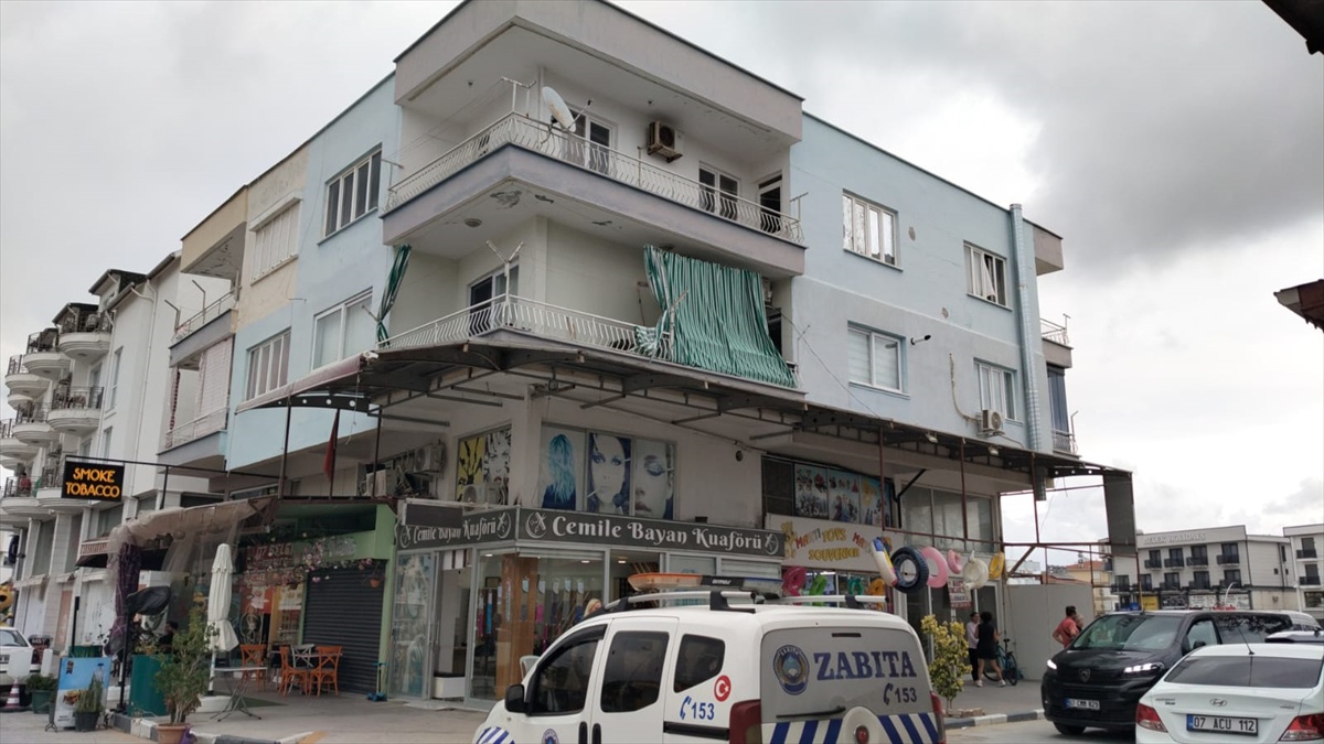 Antalya Serik'te yalnız yaşayan kadın evinde hareketsiz bulundu, hastanede öldü