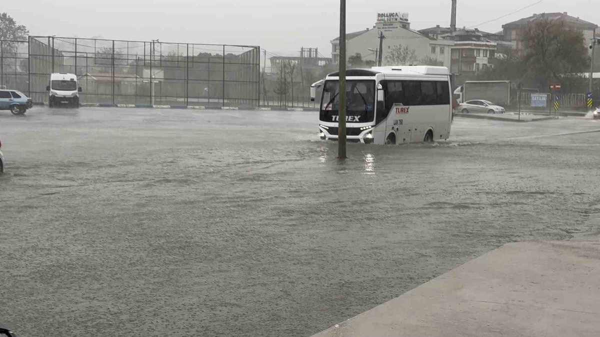 Arnavutköy'de Alibey Deresi taştı, yollar su altında kaldı, bir araç mahsur kaldı