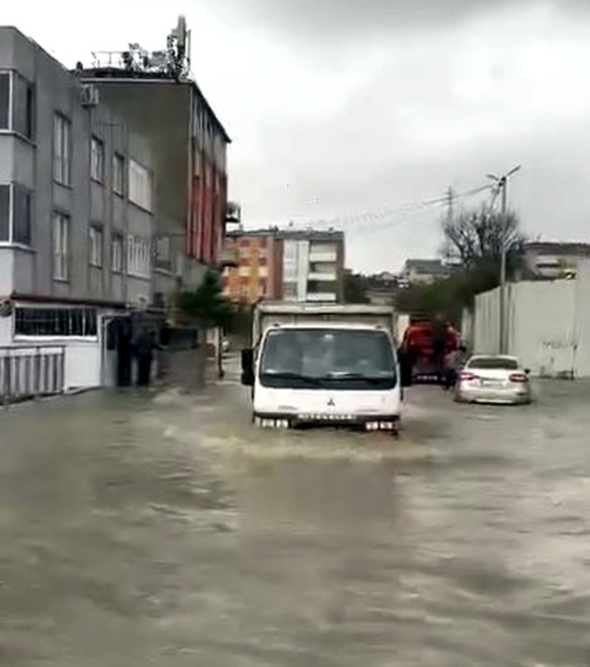 Avcılar'da sağanak Yeşilkent'te sokakları göle çevirdi, altgeçit dereye döndü