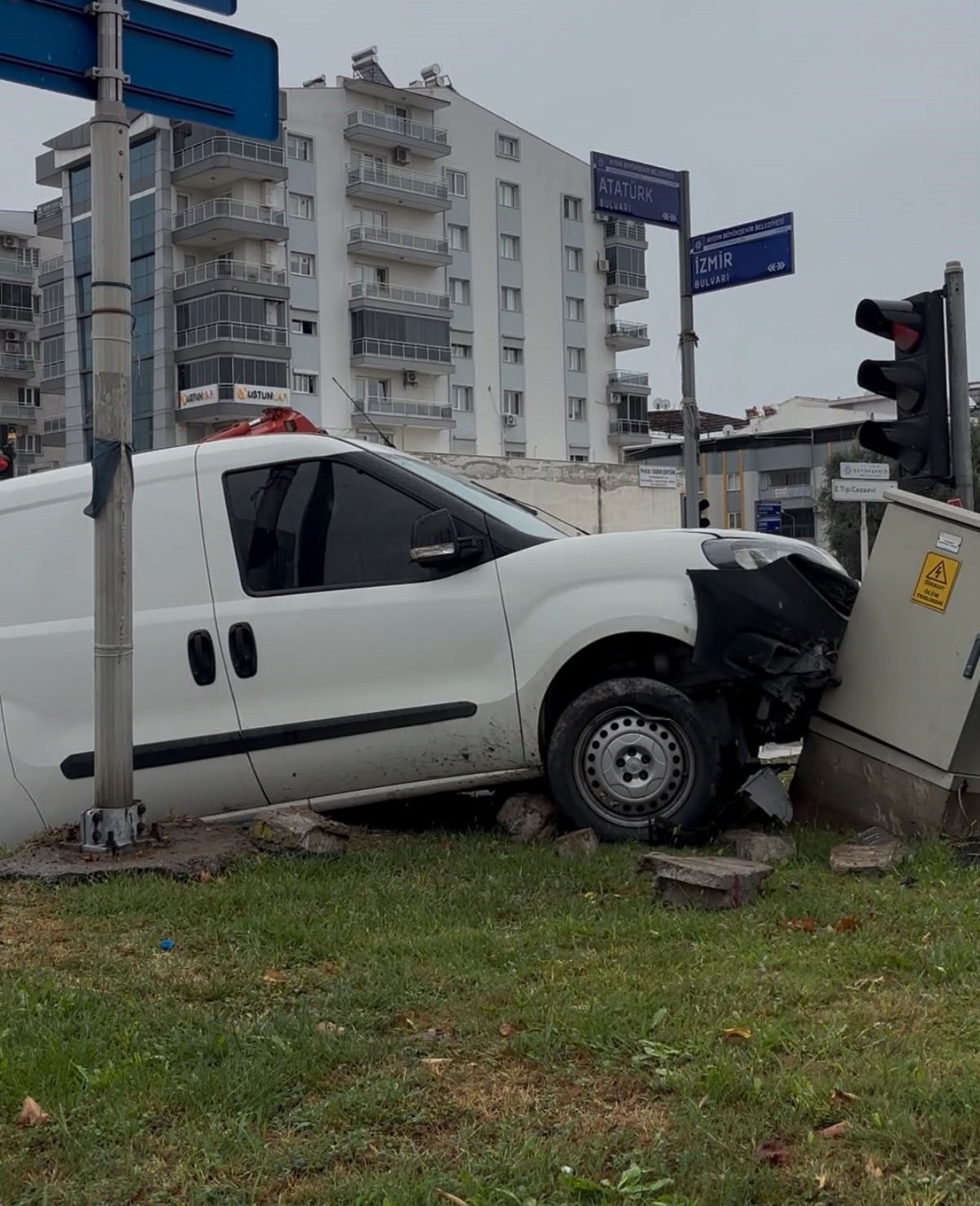 Aydın Efeler'de yağışta kontrolden çıkan otomobil trafoya çarptı, yaralanan olmadı