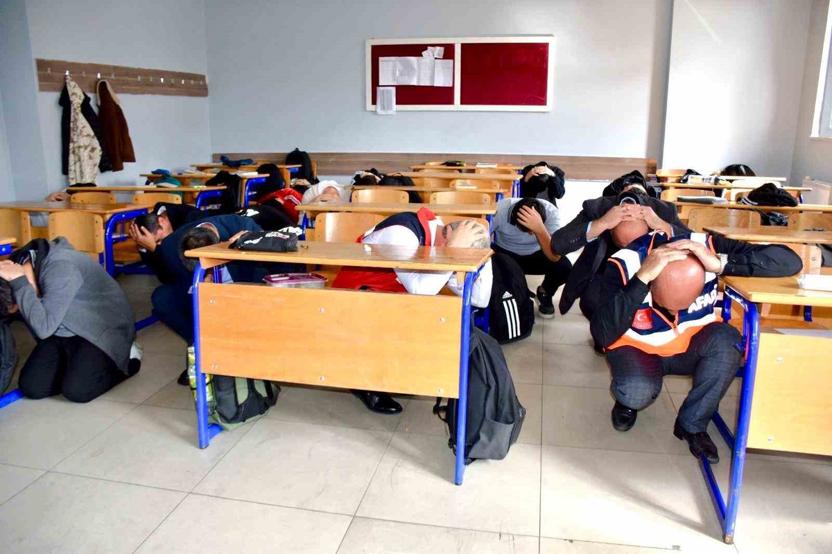 Batman'da imam hatip lisesinde afet tatbikatında öğrenciler Çök-Kapan-Tutun yaptı