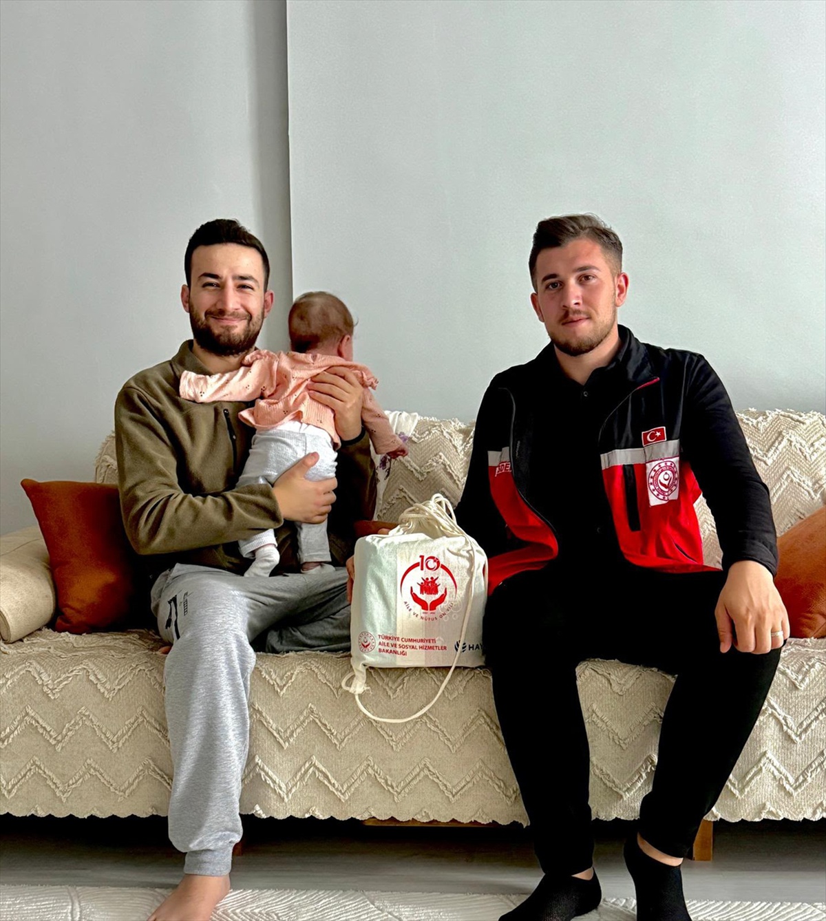 Batman Sason'da evlenen ve bebek sahibi çiftlere bebek bakım çantası veriliyor