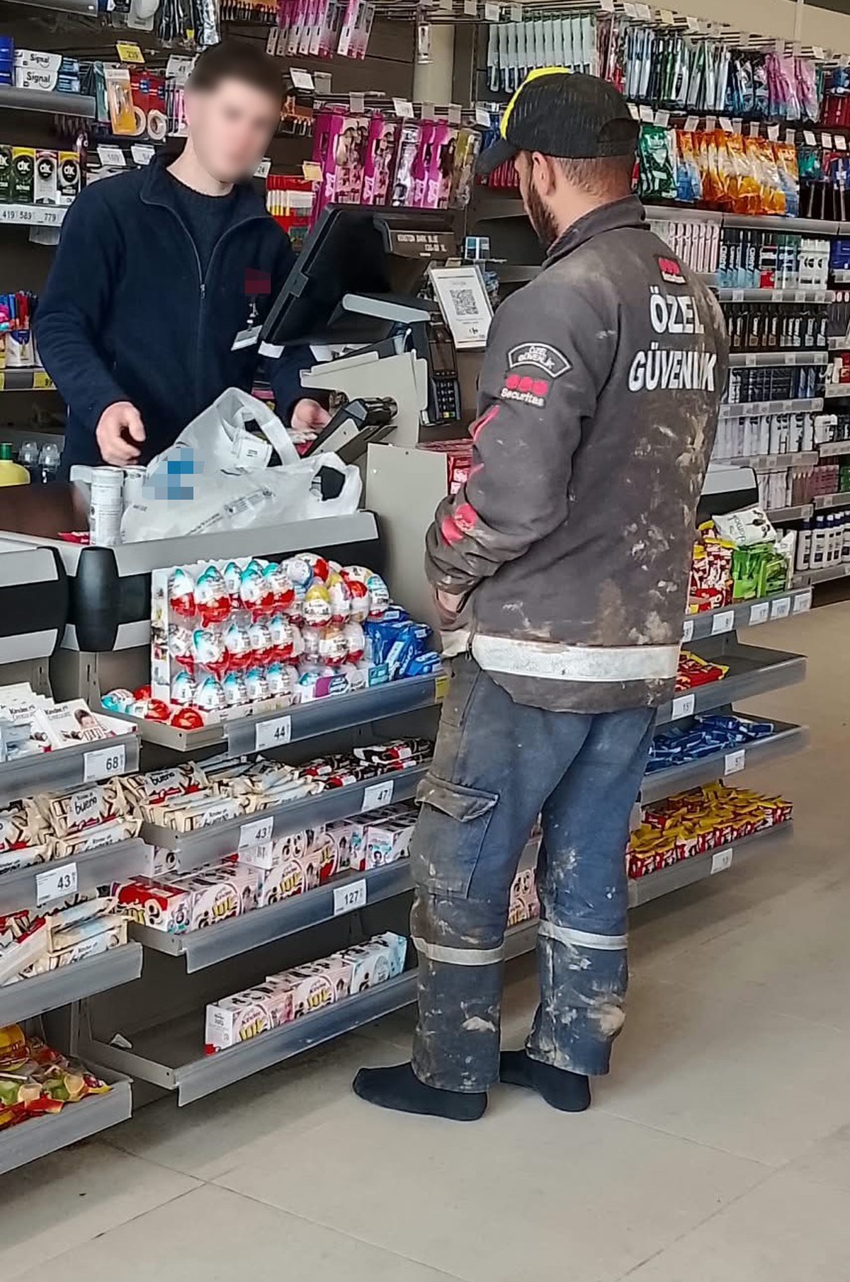 Bayburt'ta işçi, çamurlu ayakkabılarıyla markete girmedi, çorapla alışveriş yaptı