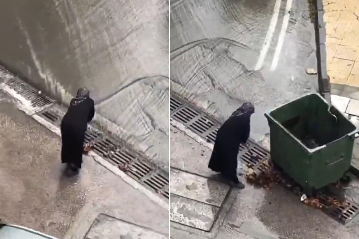 Belediye ekiplerini beklemeyen yaşlı kadın mazgalları bastonuyla temizledi