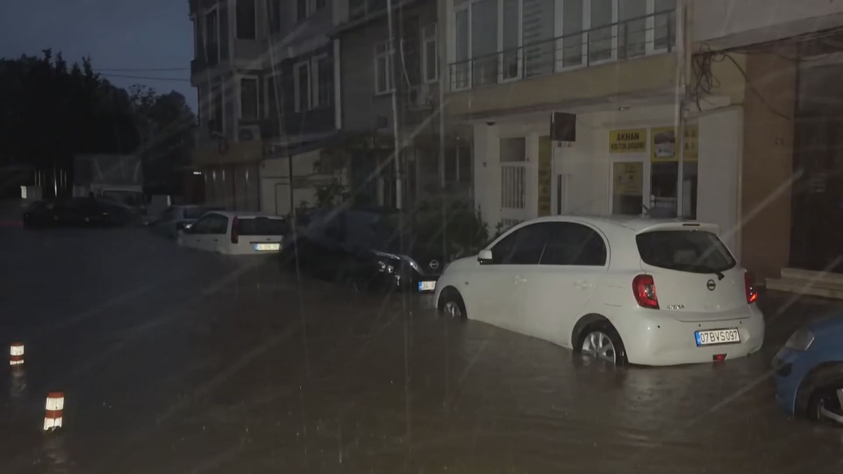 Beykoz'da fırtına ve sağanak yolları suya gömdü, araçlar su altında kaldı