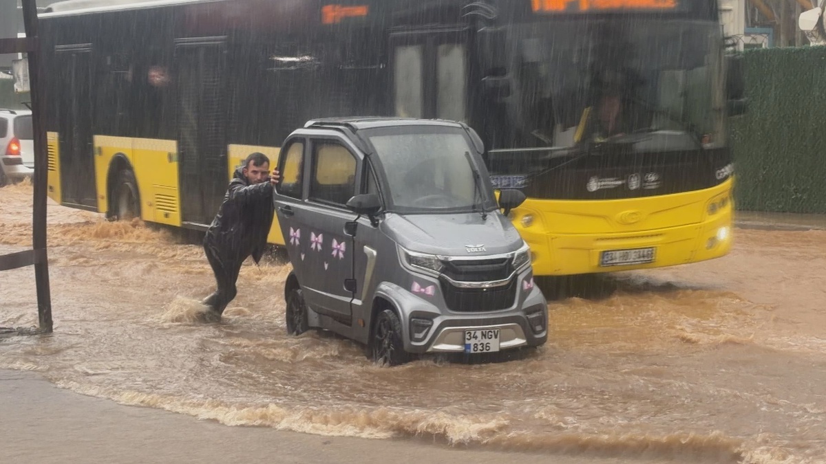 Beykoz'da sağanak yolları göle çevirdi, sürücüler araçlarını iterek ilerledi.