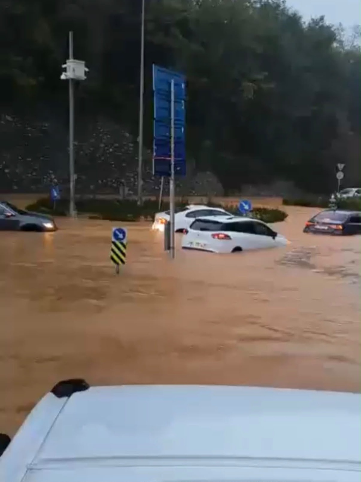 Beykoz'da sağanak yolları su altında bıraktı, araçlarda mahsur kalanlar oldu