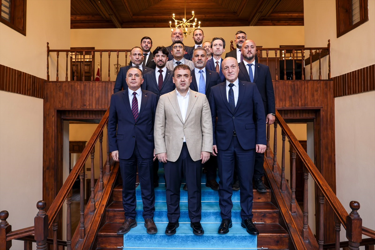 Bilecik Valisi Sözer, Bozüyük TSO heyetini kabul etti ve heyetle fotoğraf çektirdi