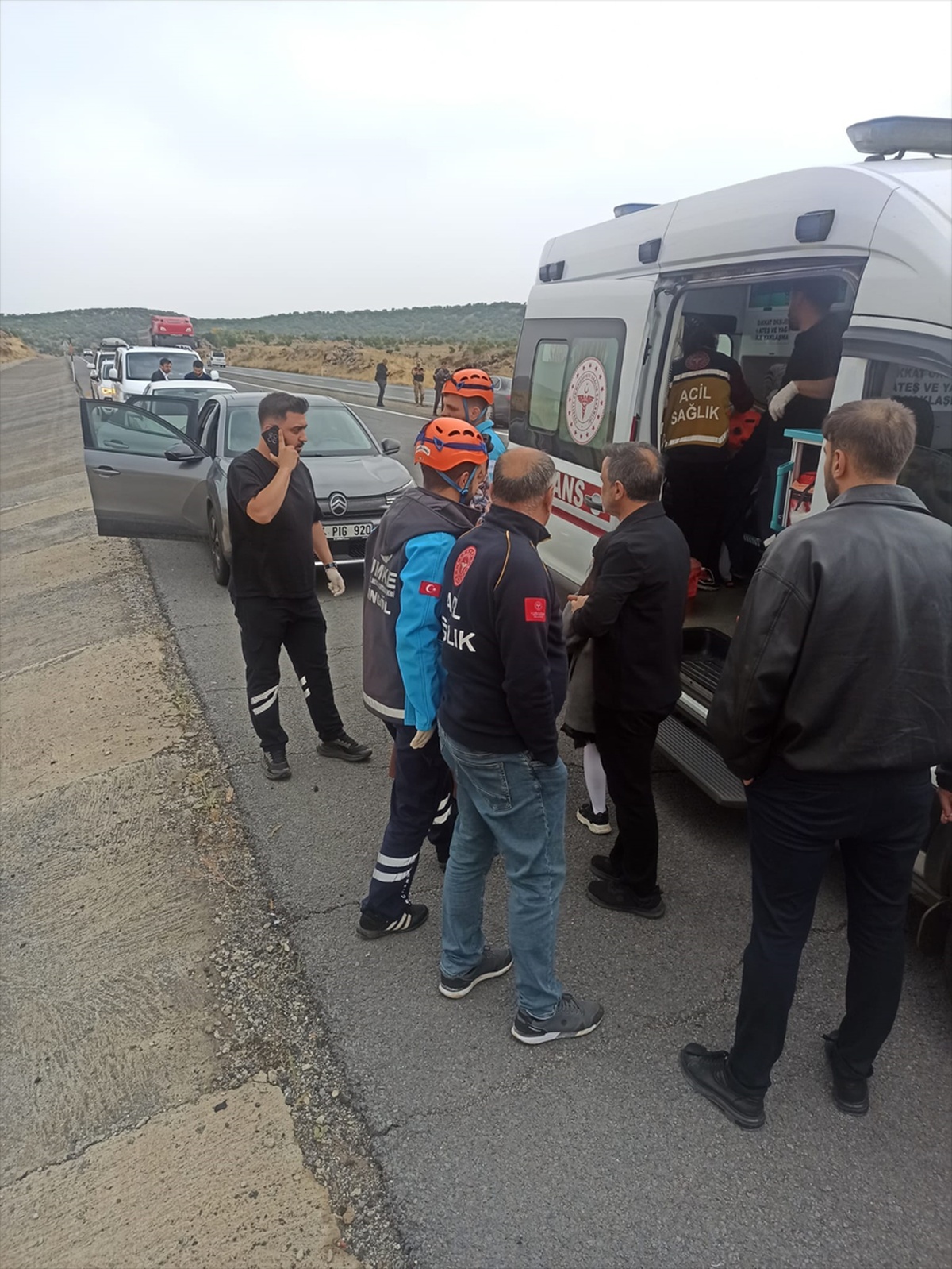 Bingöl'de kontrolden çıkan otomobil su tahliye kanalına düştü, 2 kişi yaralandı