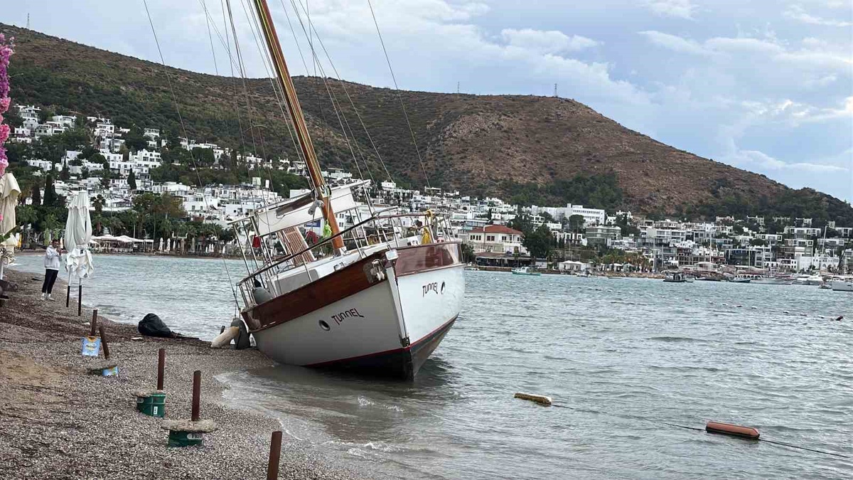 Bodrum'da sağanak ve rüzgar yaklaşık 2,5 milyon TL'lik yelkenliyi karaya oturttu