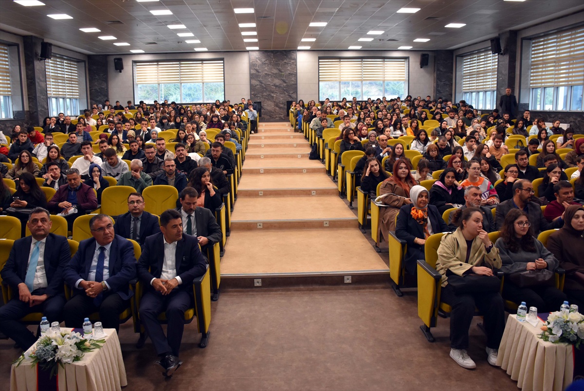 Boyraz, Kırıkkale'de öğrencilere 350 milyar dolarlık ulaştırma yatırımını anlattı
