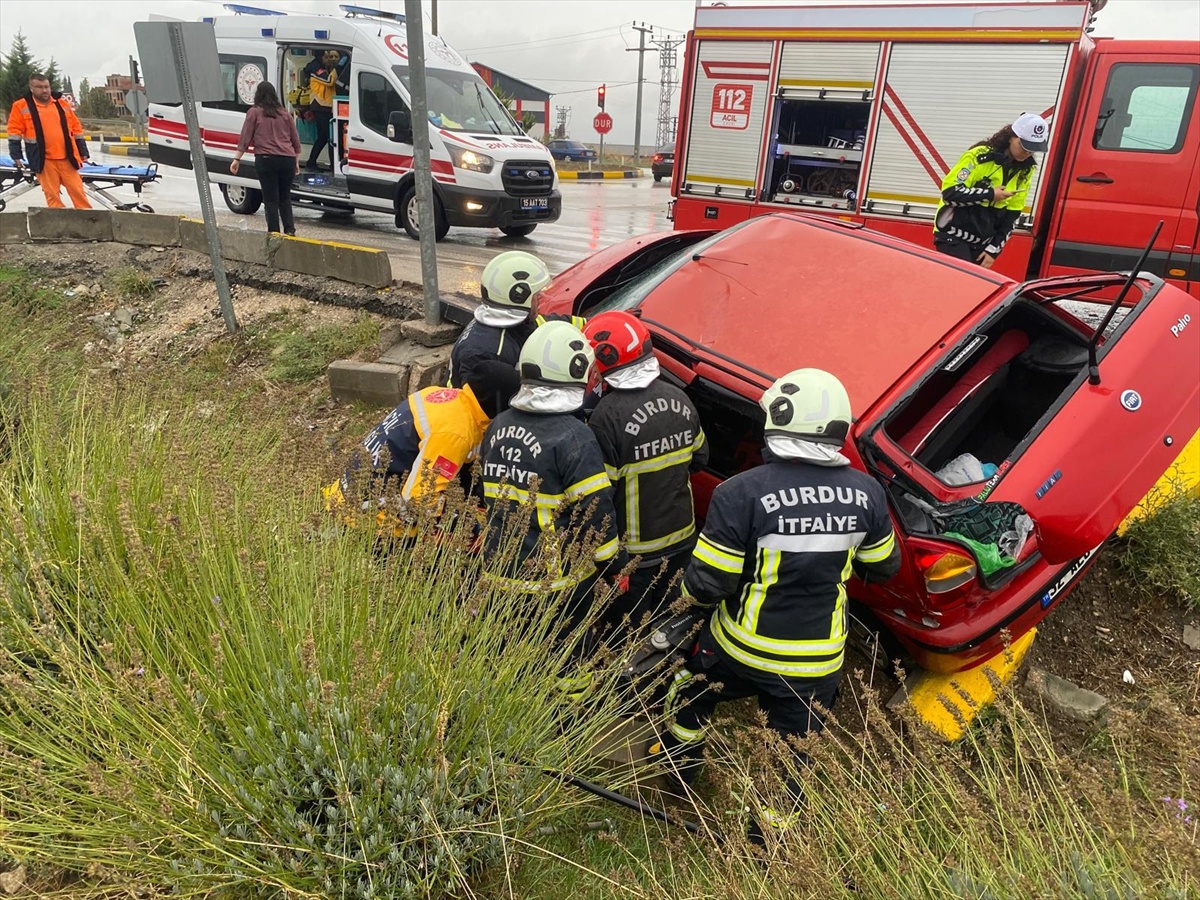 Burdur'da yolcu otobüsü ile otomobil çarpıştı, kazada 2 kişi yaralandı