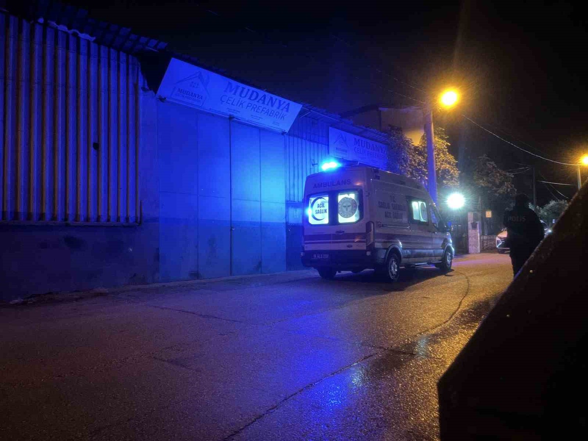 Bursa Mudanya'da çatıdan düşen adamı oğlu hareketsiz buldu, adam hayatını kaybetti