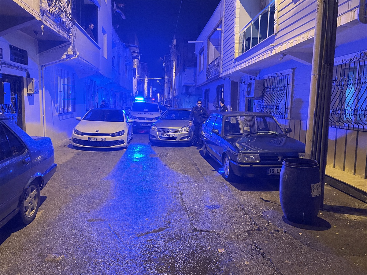Bursa Yıldırım'da 15 yıl hapis cezalı firari ve havaya ateş açan arkadaşı yakalandı