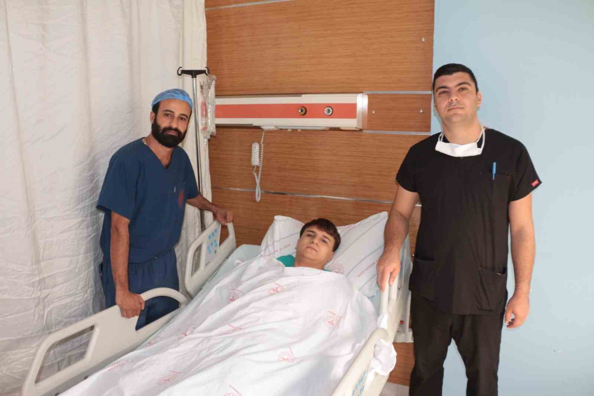 Cizre'de 18 yaşındaki Azad, ultrasonda görülmeyen fıtıktan kapalı ameliyatla kurtuldu