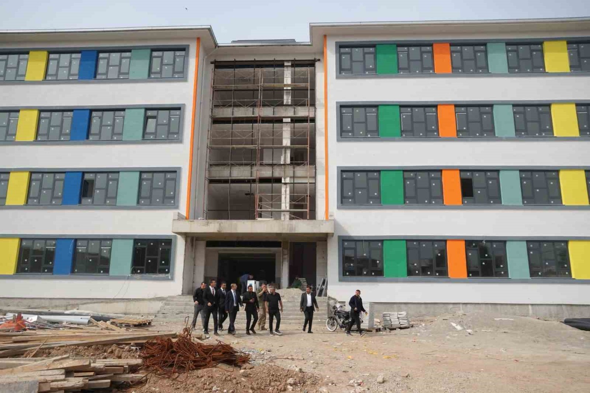 Cizre Kaymakamı Baycar, Fatih Ortaokulu inşaatını yerinde inceledi
