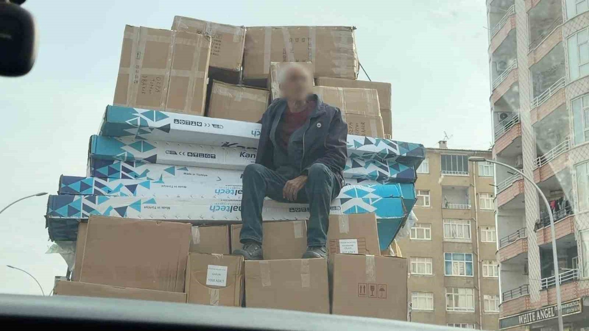 Diyarbakır'da kamyonette kolilerin üzerinde oturan şahıs yoğun trafikte görüntülendi