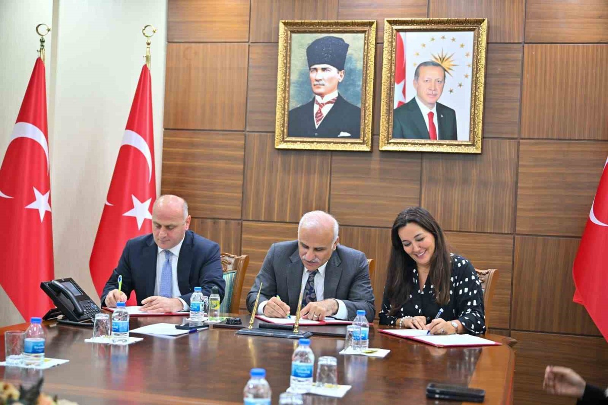 Diyarbakır Valiliği ve vakıf Sur'da 16 derslikli ilkokul için protokol imzaladı