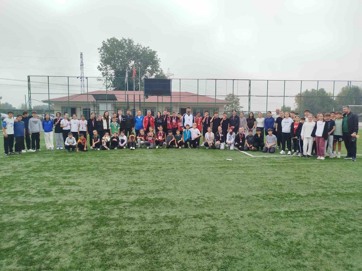 Düzce Çilimli'de Amatör Spor Haftası kapsamında atletizm turnuvası düzenlendi