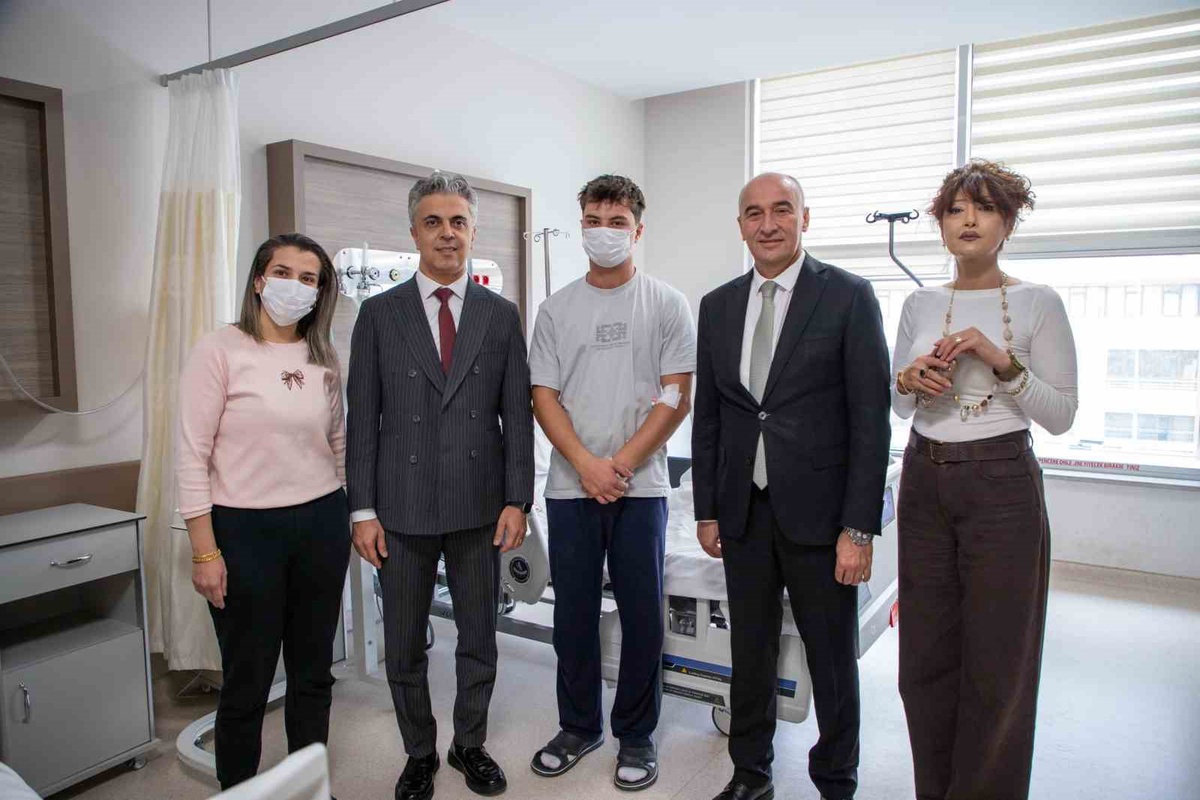 EBYÜ Rektörü Kuyrukluyıldız, hastanede tedavi gören öğrencilere geçmiş olsun diledi